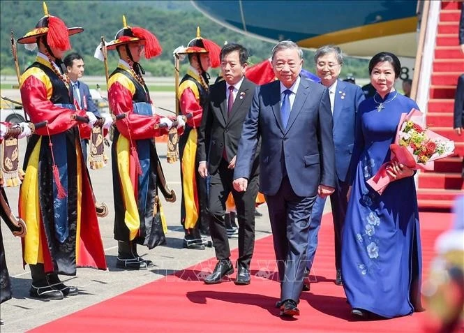 苏林总书记和夫人抵达首尔，开始对韩国进行国事访问。（图片来源：越通社）