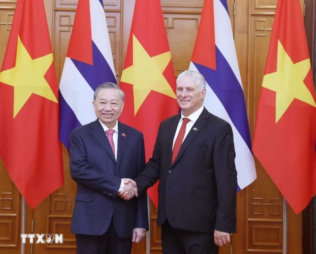 越共中央总书记苏林和古巴共产党中央第一书记、古巴共和国主席米格尔·迪亚斯-卡内尔·贝穆德斯。（图片来源：越通社）