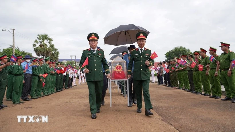 在柬牺牲的越南志愿军和专家烈士遗骸归国迎接仪式。（图片来源：越通社）