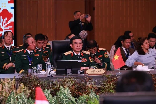 国防部长潘文江大将出席会议。(图片来源:越通社)