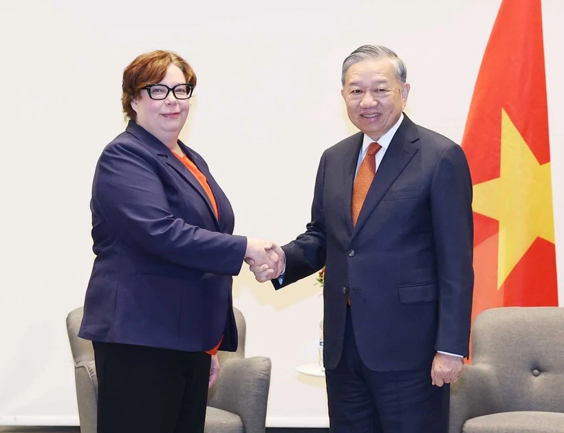 越共中央总书记苏林会见芬兰共产党总书记蒂娜·桑德伯格。