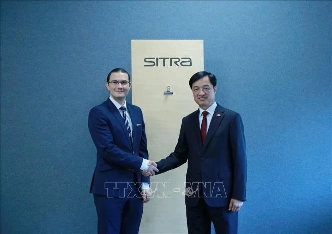 越共中央政治局委员、中央书记处书记、中央检查委员会主任、中央科技、创新与数字化转型发展指导委员会副主任阮维玉造访芬兰国家研发基金。（图片来源：越通社）