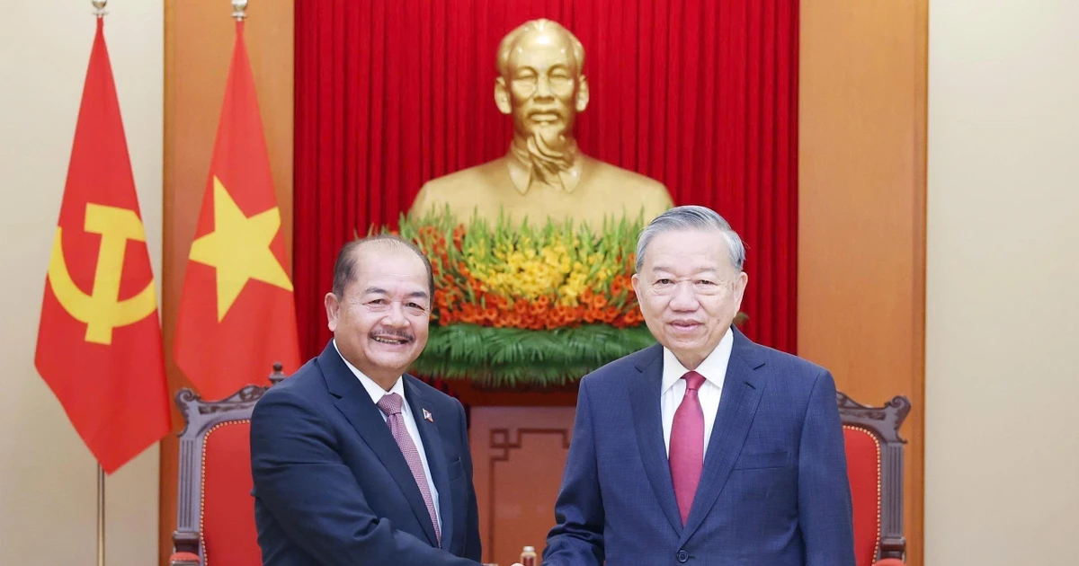 越共中央总书记苏林会见老挝政府副总理吉乔·凯坎匹吞。(图片来源:越通社)