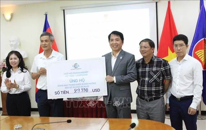 旅柬越南人社群捐款资助国内同胞抗洪救灾。