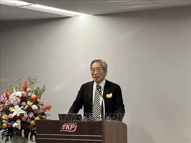 日本各UNESCO协会联合会主席、亚太地区UNESCO协会联合会秘书长铃木裕司在研讨会上发表讲话。（图片来源：越通社）