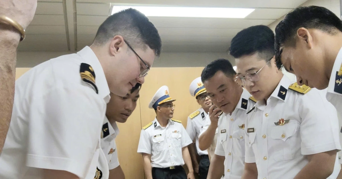 越南海军第二军区167旅379号舰与新西兰奥特亚罗瓦号补给舰开展联合演练。(图片来源:越通社)