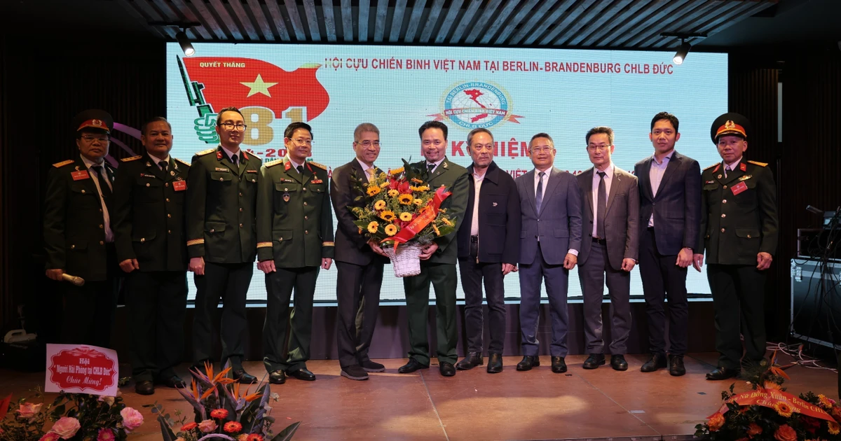 越南驻德国大使阮得成向德国柏林—勃兰登堡地区越南退伍军人协会送花祝贺。（图片来源：越通社）
