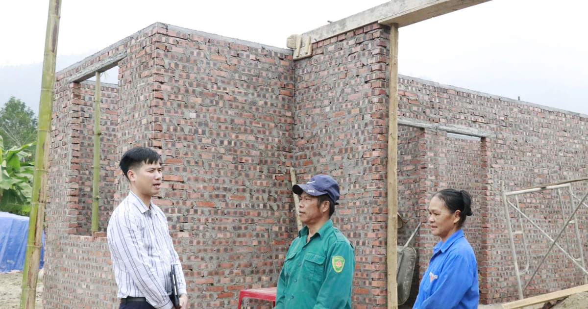 老街省越红乡领导前来检查黄文长家庭住房的建设进度。（图片来源：越通社）