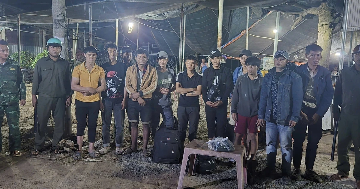 新河边防哨所近日与有关单位配合，暂时扣留13名从柬埔寨非法入境越南的人员。（图片来源：越通社）