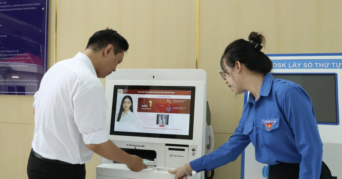 工作人员在胡志明市公共行政服务中心指导民众办理手续。（图片来源：越通社）
