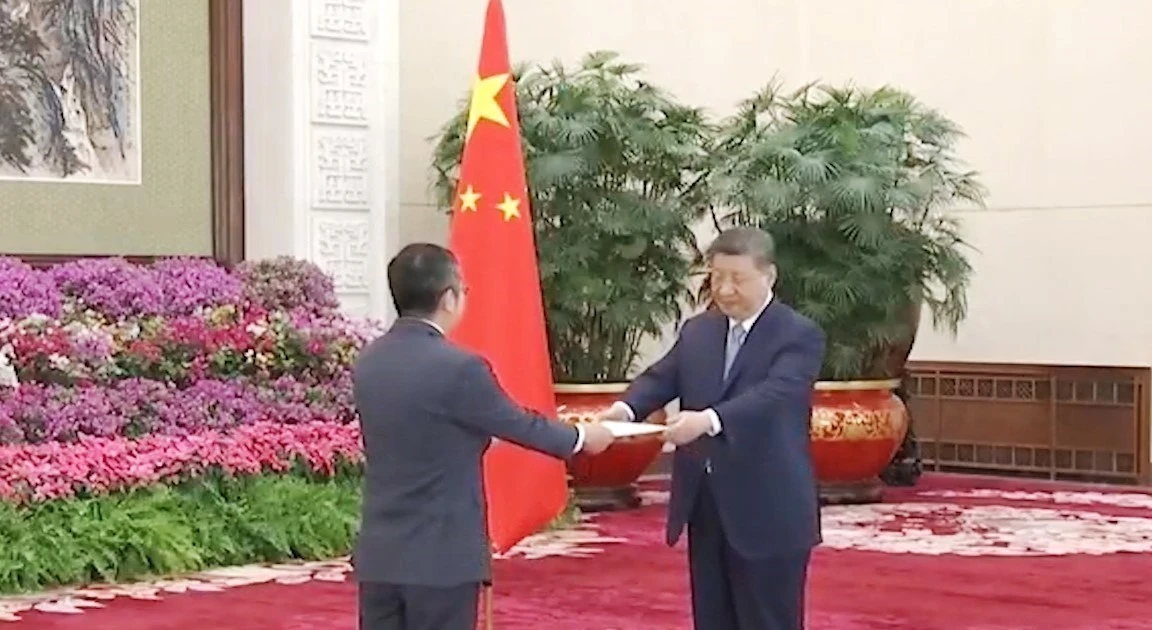 越南驻华大使范清平向中国国家主席习近平递交国书。（图片来源：越通社）