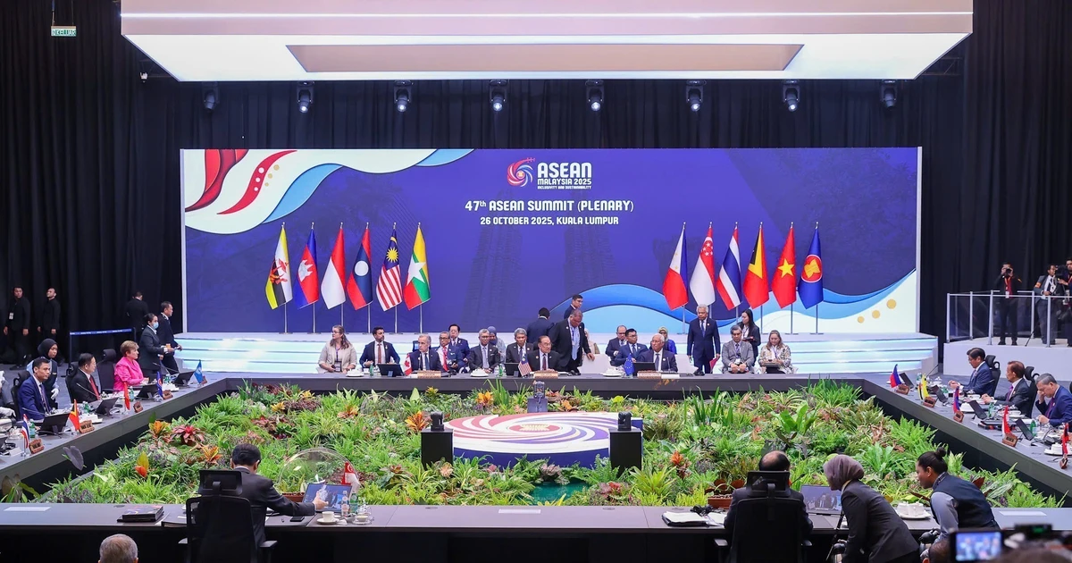 越南政府总理范明正出席第47届东盟峰会全体会议及非公开会议。(图片来源:越通社)