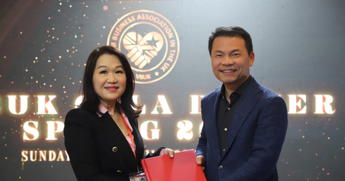 英国越南企业家协会主席阮氏璃黎与比利时—越南企业家协会主席阮成荣交换关于加强两会合作的谅解备忘录（MOU）。（图片来源：越通社） 