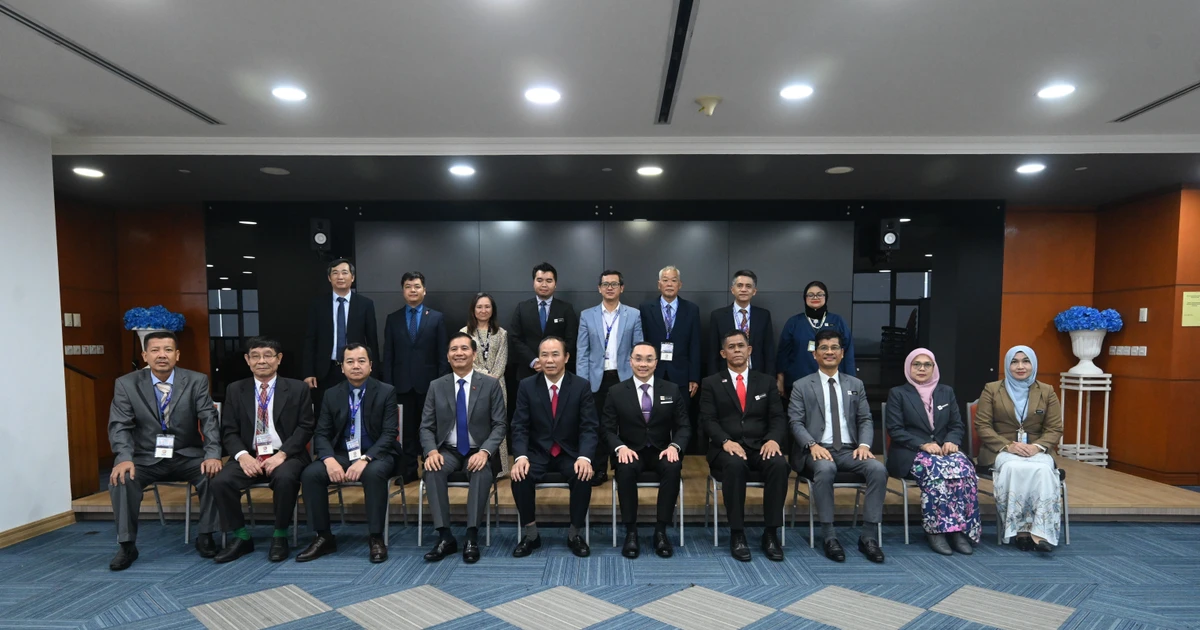 两部代表合影。