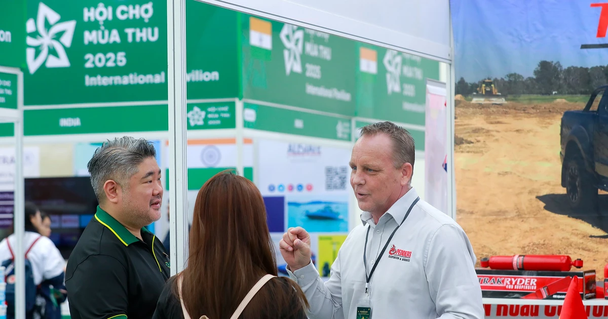 澳大利亚 Pedders Suspensions & Brakes 公司首席执行官迈克尔·格雷斯参加博览会。(图片来源:越通社)