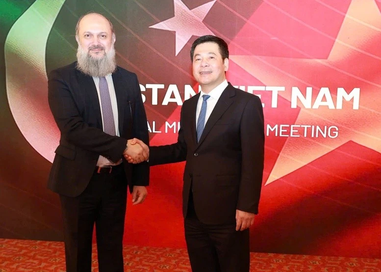越南工贸部部长阮鸿延与巴基斯坦贸易部长贾姆·卡马尔·汗合影。（图片来源：越通社）