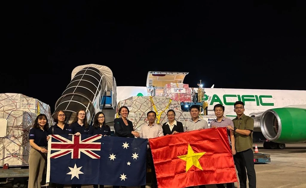 越南接收澳大利亚向灾区民众提供的紧急援助物资。（图片来源：越通社）