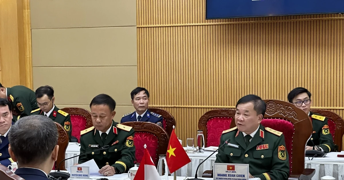 越南国防部副部长黄春战上将在对话上发表讲话。(图片来源:越通社)