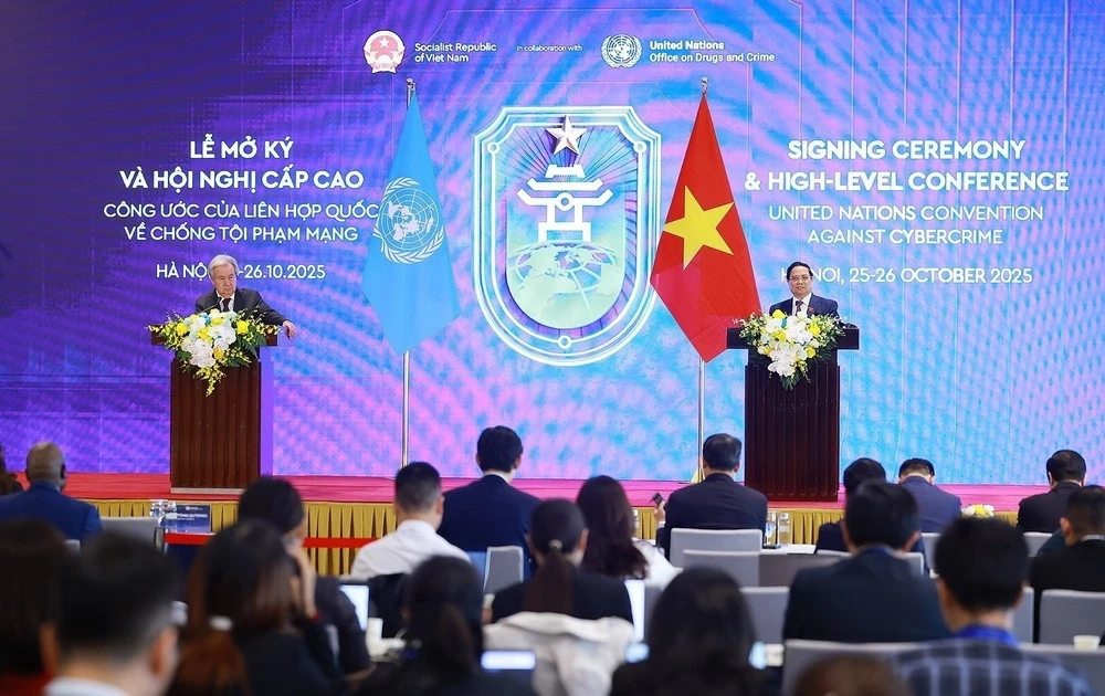 越南政府总理与联合国秘书长出席《河内公约》开放签署仪式新闻发布会。