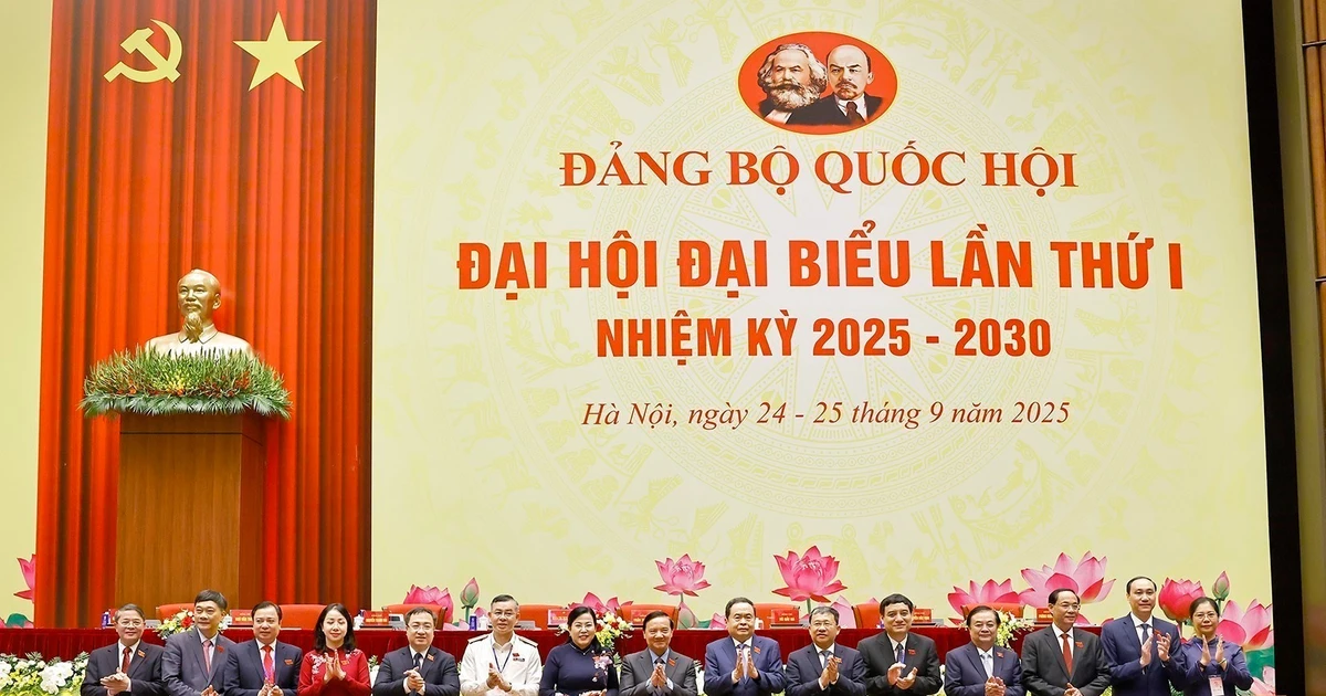 国会主席陈青敏与各位代表合影。（图片来源：越通社）