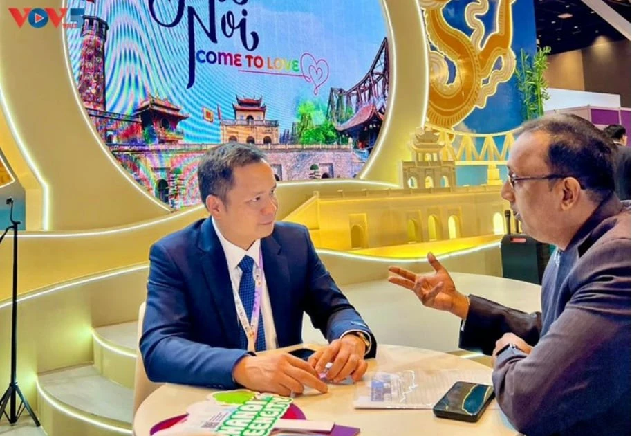向国际友人介绍越南旅游形象。（图片来源：越南之声）