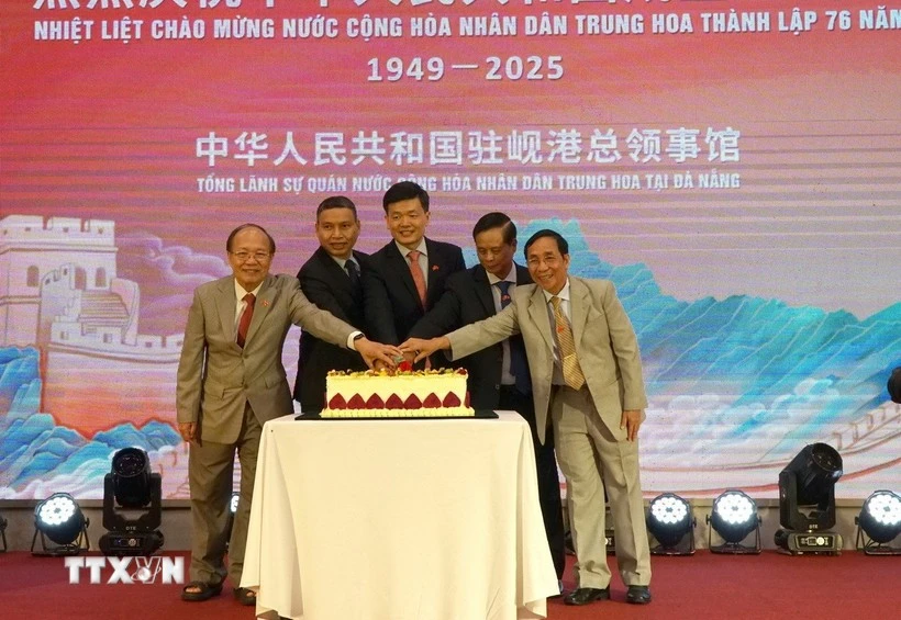 各位代表共同切蛋糕，庆祝中华人民共和国成立76周年。（图片来源：越通社）
