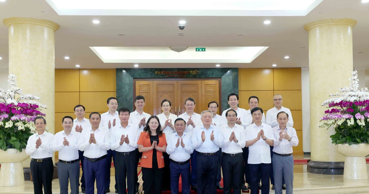 越共中央政治局第四工作组代表与得乐省委常务委员会代表合影。（图片来源：越通社）