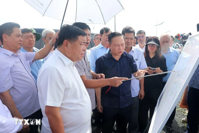 政府副总理阮志勇率团实地检查服务于2027年亚太经合组织（APEC）峰会的重点项目施工现场。（图片来源：越通社）