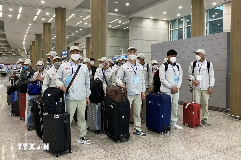 越南工人入境韩国仁川机场。