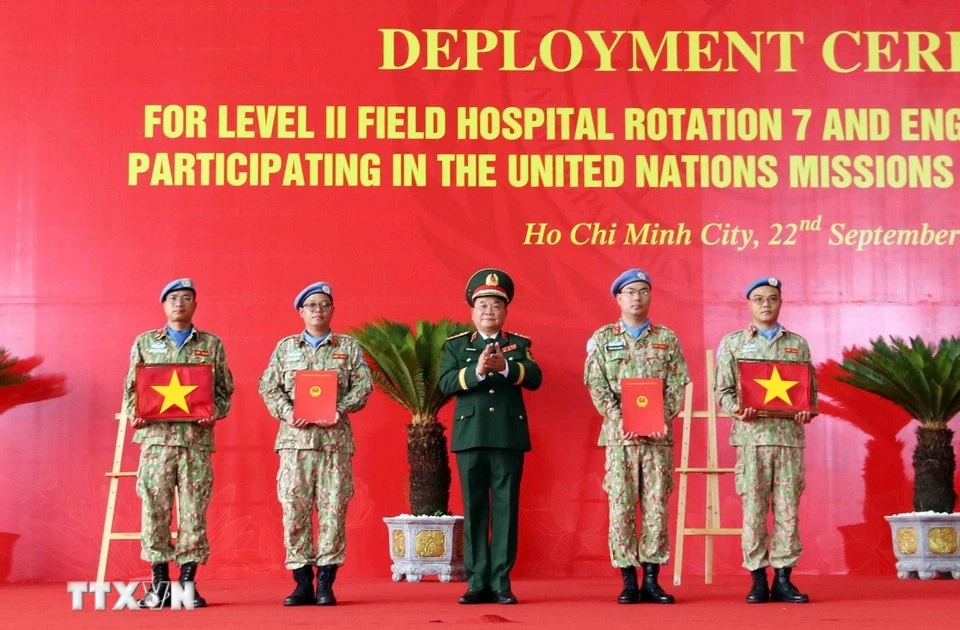 黄春战上将主持召开七号二级野战医院和四号工兵队出征仪式。（图片来源：越通社）