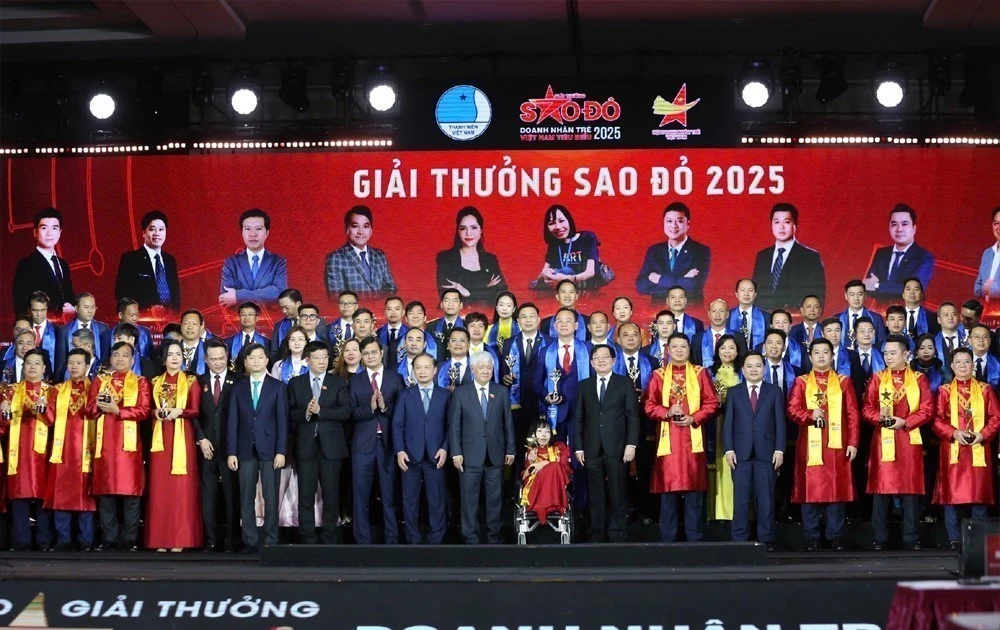 代表们和获奖企业家合影。（图片来源：越通社）