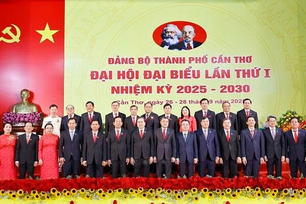 越南国会主席陈青敏出席越共芹苴市第一次代表大会。