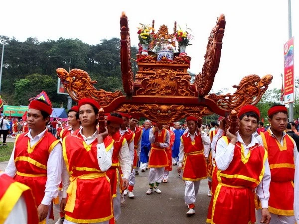 雄王庙附近地区各乡向各位雄王奉献礼品 | Vietnam+ (VietnamPlus)