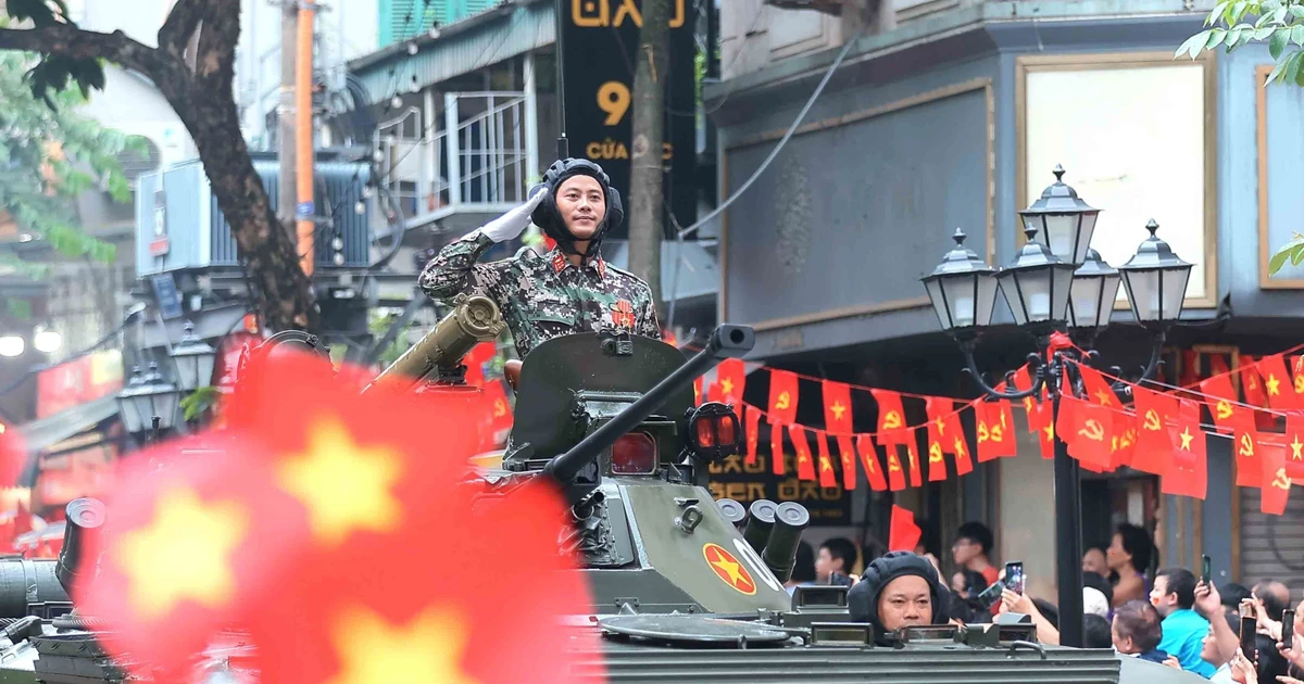 装甲坦克车方阵前往集结地点。