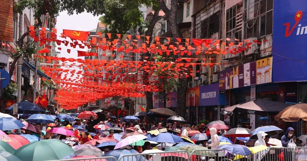首都市民早早聚集，等待观赏为A80大典准备的第二次联合阅兵、游行彩排。