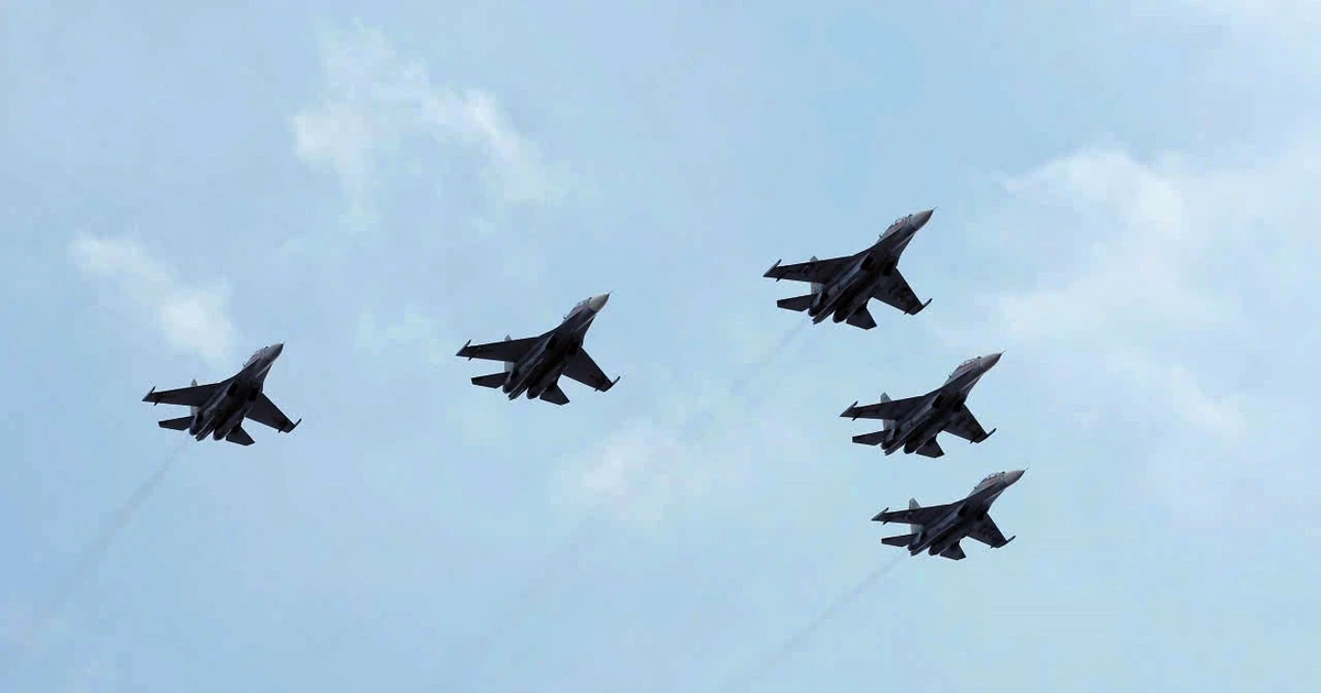 震撼视觉盛宴：苏-30MK2战斗机编队飞越巴亭广场同时释放热焰弹 | Vietnam+ (VietnamPlus)