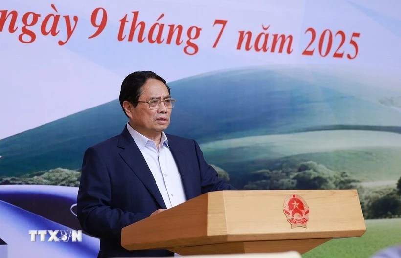 越南政府总理、铁路领域国家重点项目指导委员会主任范明正在会议上发表讲话。（图片来源：越通社）