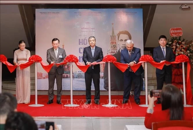 “胡志明在十月革命之乡的足迹”专题展在河内正式开幕。（图片来源：越通社）