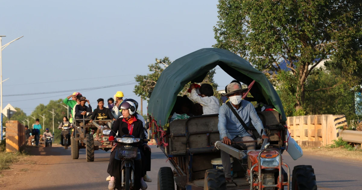 2025年12月8日在暹粒，柬埔寨民众因冲突而撤离。（图片来源：越通社）