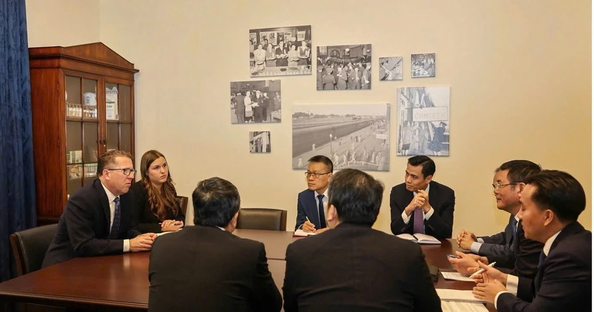 双方代表展开讨论。（图片来源：越通社）