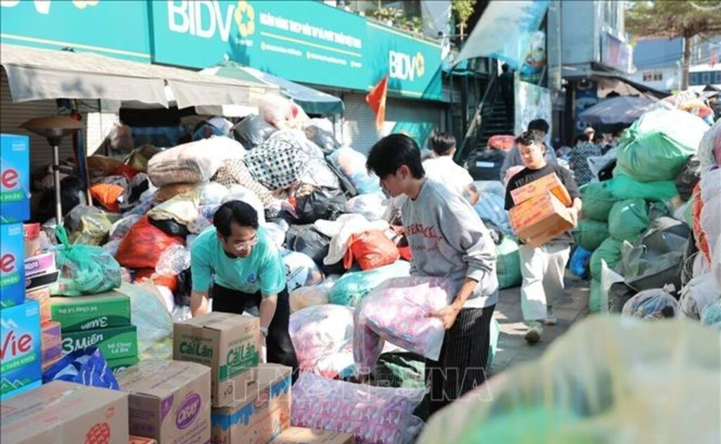 国际社会和全国人民携手支援灾区民众。（图片来源：越通社）