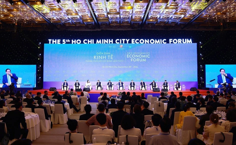 范明正总理在论坛上发表演讲。（图片来源：越通社）