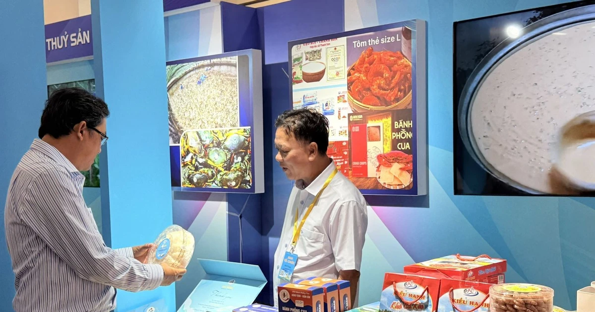 金瓯企业在胡志明市介绍各种特色产品。（图片来源：越通社）