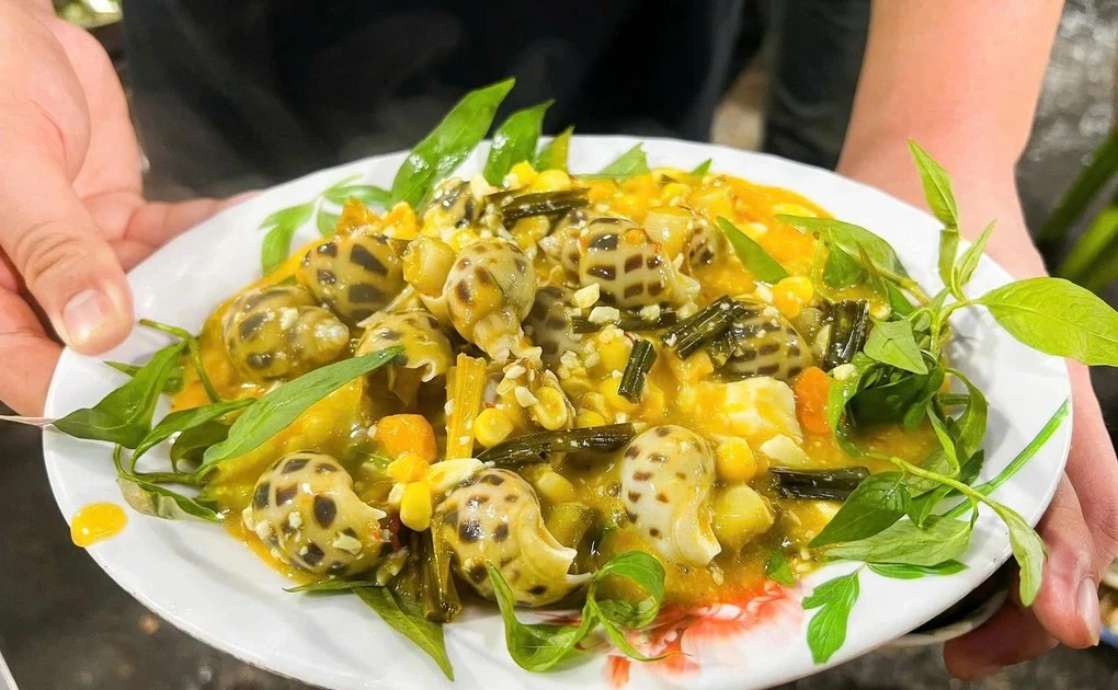 各式花样诱人的螺类美食，吸引食客品尝。（图片来源：越通社）