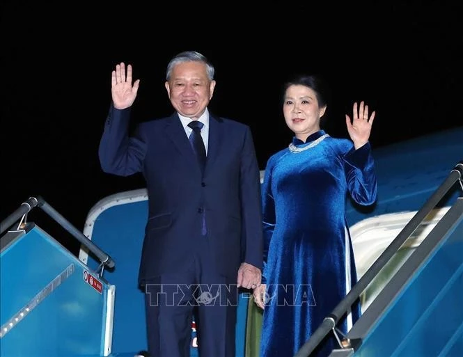 苏林总书记和夫人启程对大不列颠及北爱尔兰联合王国进行正式访问
