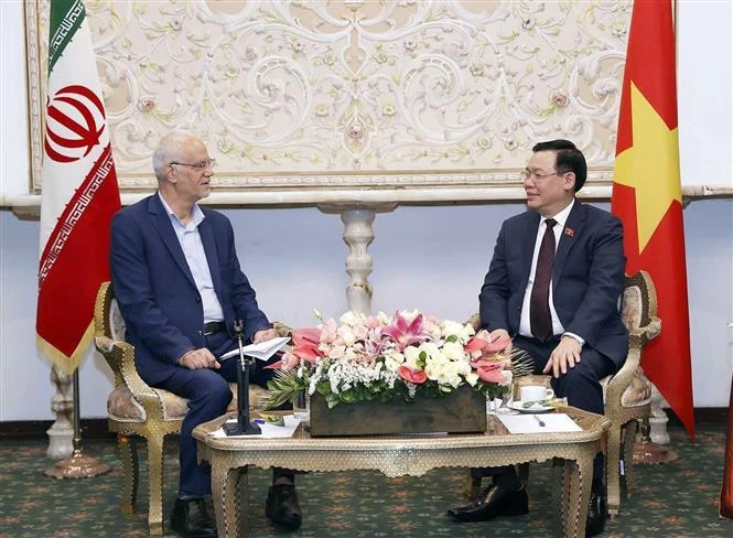 越南国会主席王廷惠会见伊越友好协会主席卡迈勒·萨贾迪