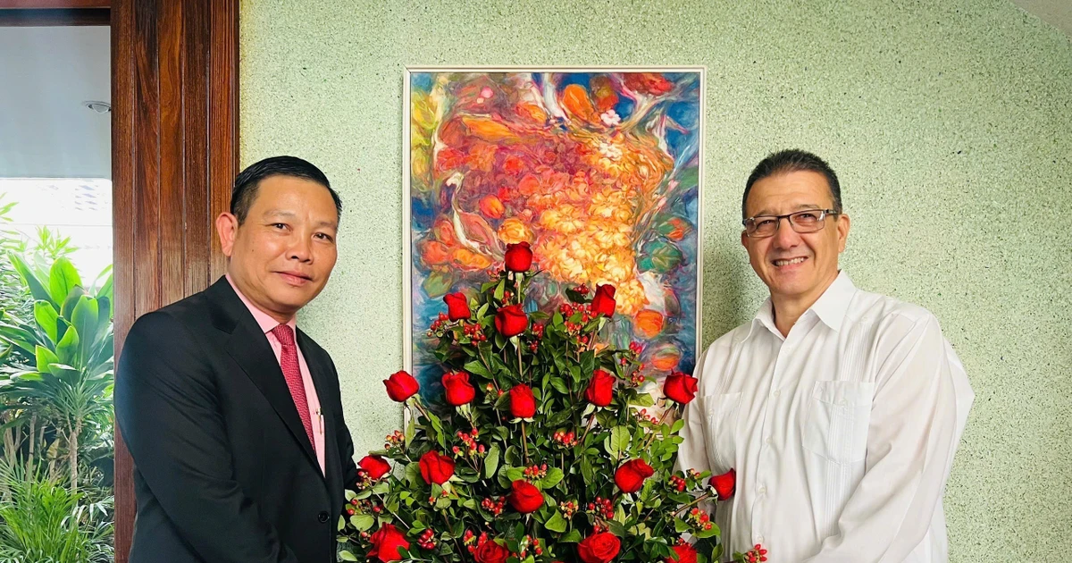 古巴驻委内瑞拉大使豪尔赫·路易斯·马约·费尔南德斯（右）和越南驻委内瑞拉大使武忠美。（图片来源：越通社）