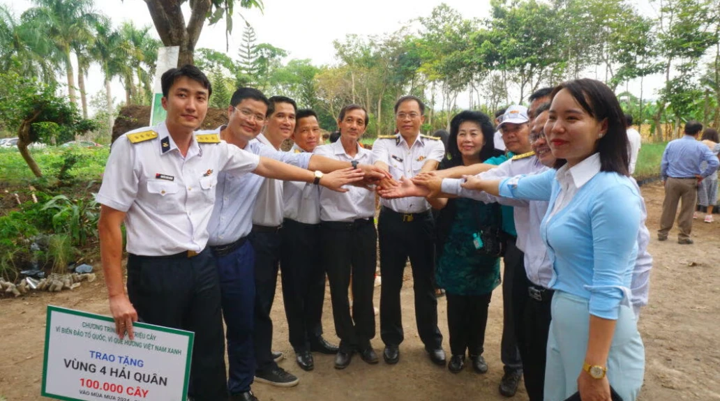 向海军第四区域司令部捐赠10万棵绿树的交接仪式。（图片来源：HANE）
