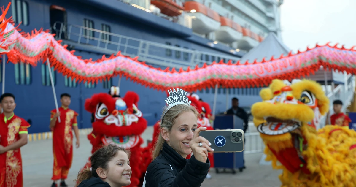 广宁省下龙港迎来首艘国际邮轮，载有3000余名欧美游客。（图片来源：越通社）