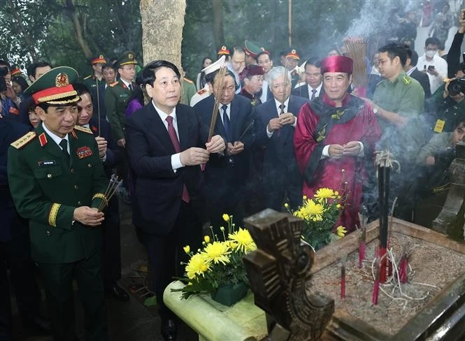 雄王祭祖敬香仪式隆重举行